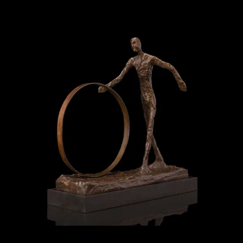 Karšto pardavimo Giacometti bronzinė skulptūra abstraktus žmogus su ratu statula dekoratyvinė skulptūra